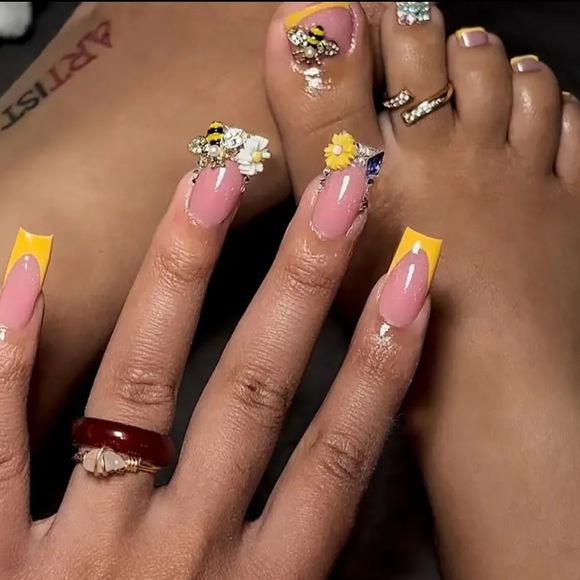 Press On Nails Set for Hands Feet Yellow Square 3D Bee & Flower Rhinestones - Picture 2 of 5